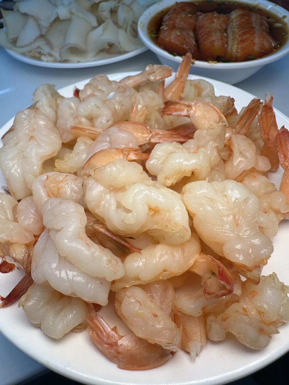 他家的开背虾特别新鲜q弹,我们拿了一盘之后又拿了两盘!