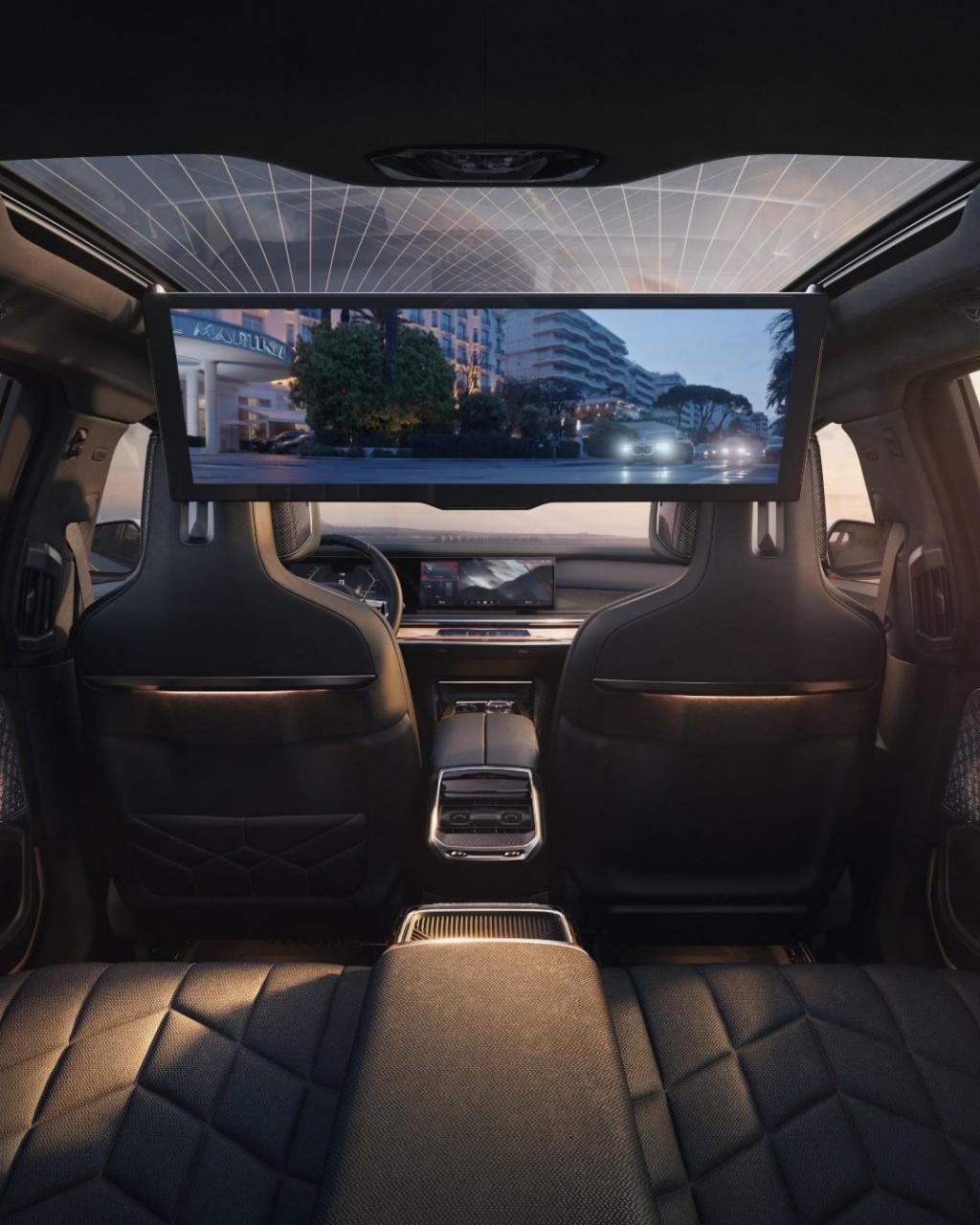 宝马i7内部后排视角 悬浮式巨幕31.
