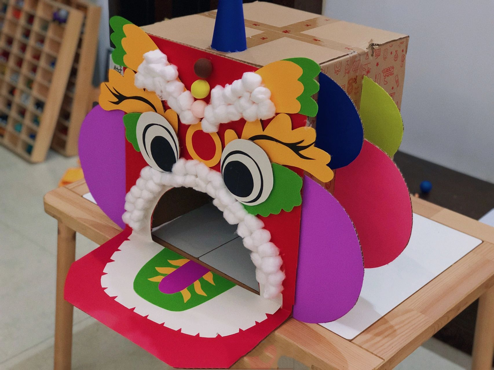 旧纸箱别扔 改造一个舞狮狮头 之前有做过一个舞师狮头 这次侄子学校