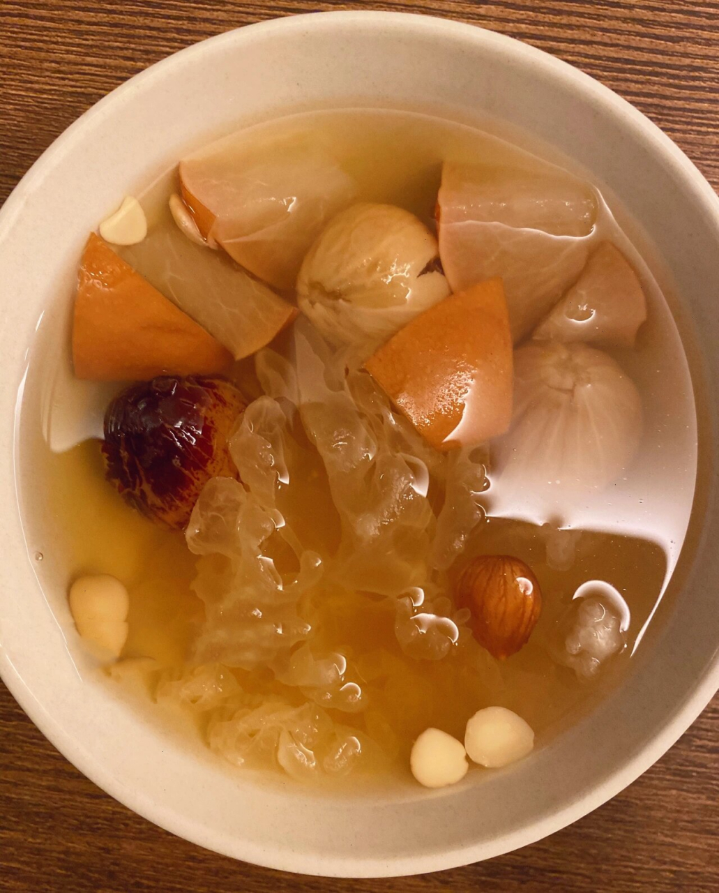 雪梨海底椰银耳甜汤||润肺降燥 7815功效:滋阴安神,润肺降燥 99