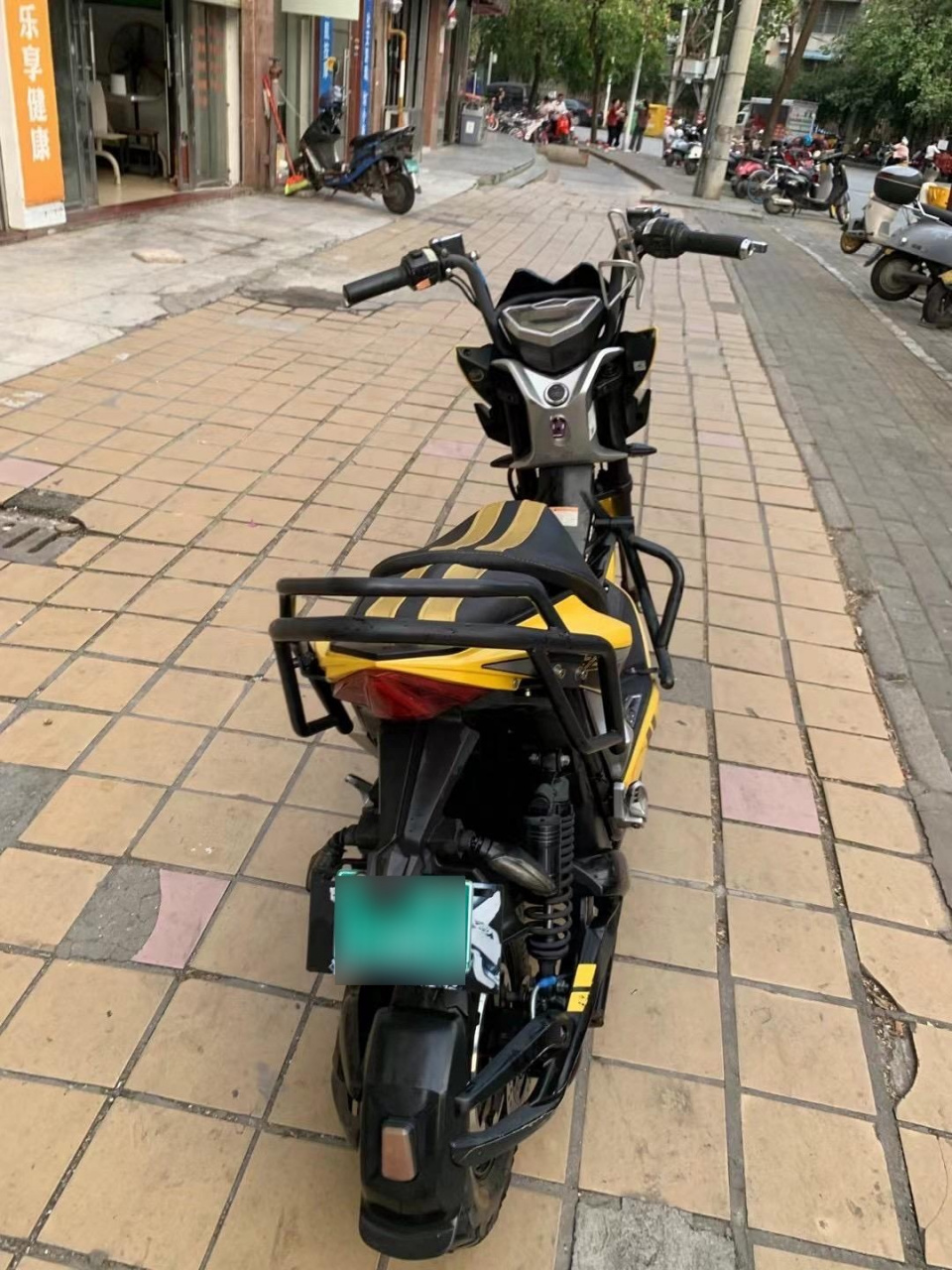 爱玛大黄蜂72伏前后碟刹,手续齐全,车况精品,最后一批上的小绿牌,新车