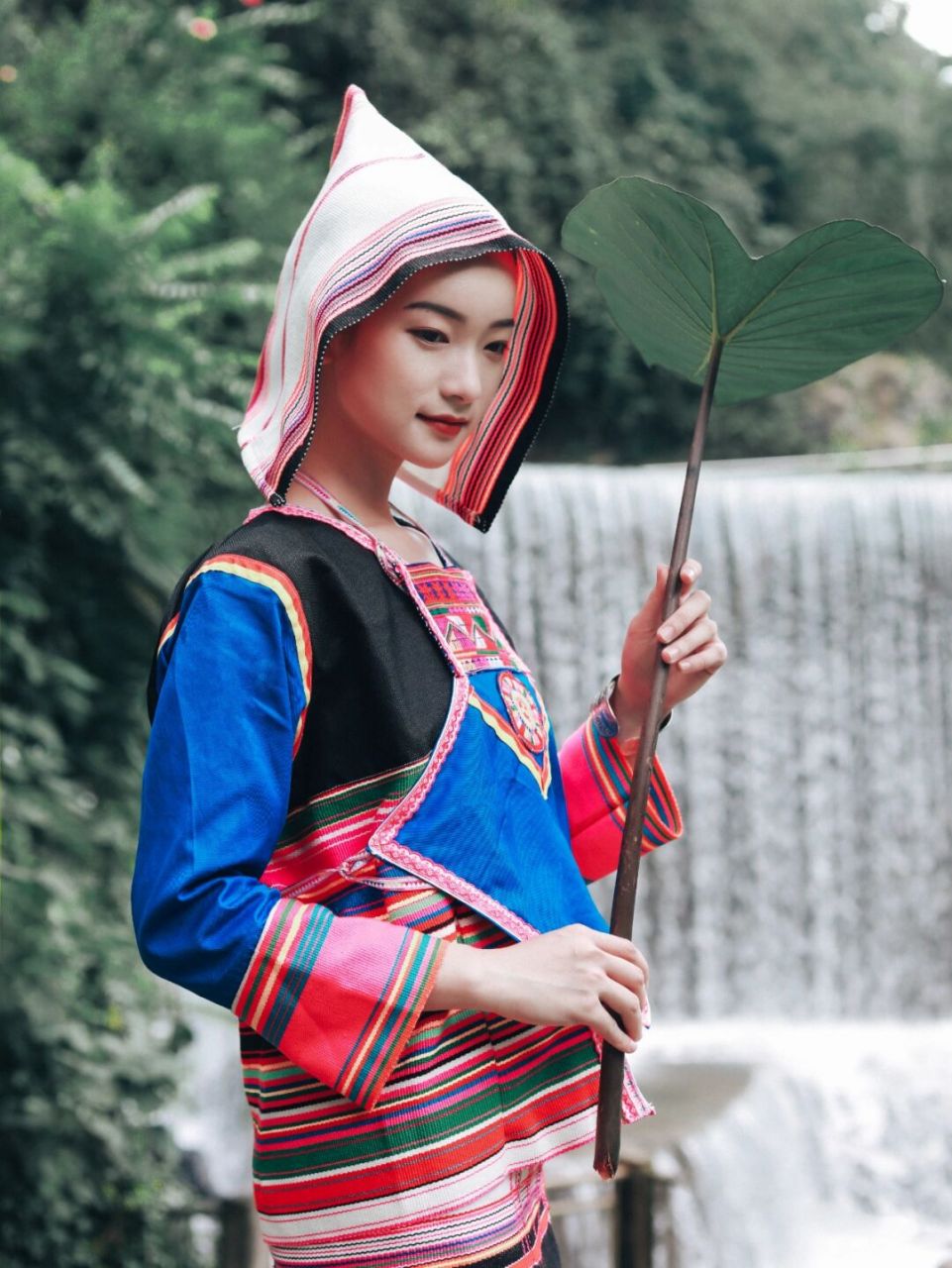 95头饰: 女子传统的头饰为白色"砍刀布"做的三角形尖顶帽,帽的前檐