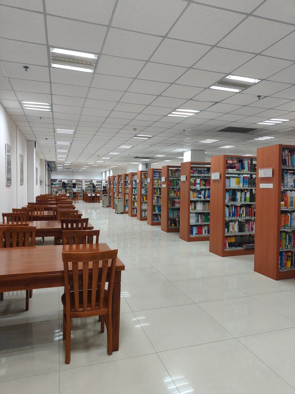 武汉设计工程学院——图书馆 p2是刚进图书馆看到的样子,要刷一卡通