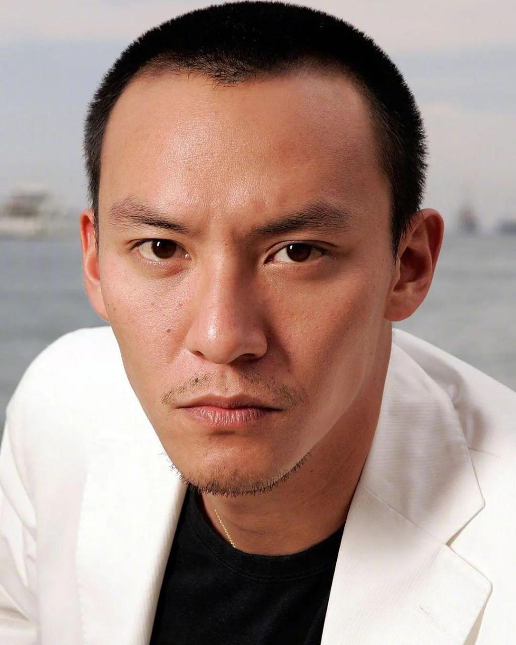 中国台湾著名演员张震,最近登上《vogue》国际中文版的封面,展现了他