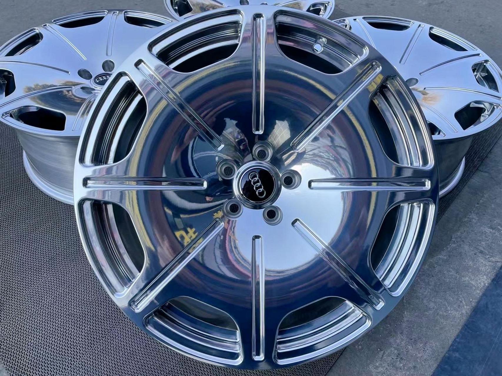 奥迪a8l霍希版20寸大饼轮毂 效果不错.