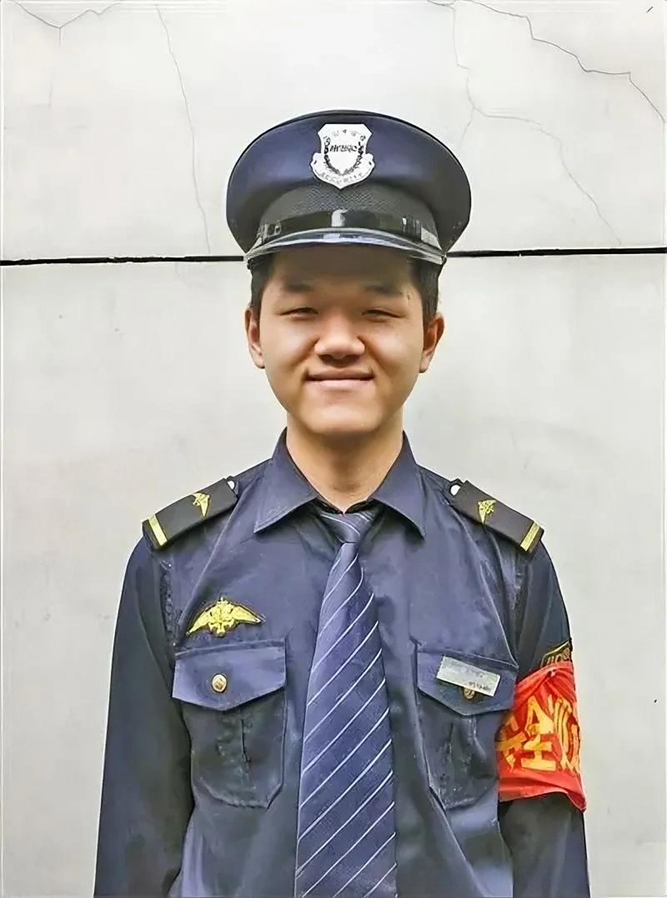 邻居的儿子今年28岁,是家里的顶梁柱,是一名城管协管员,一直以来都很