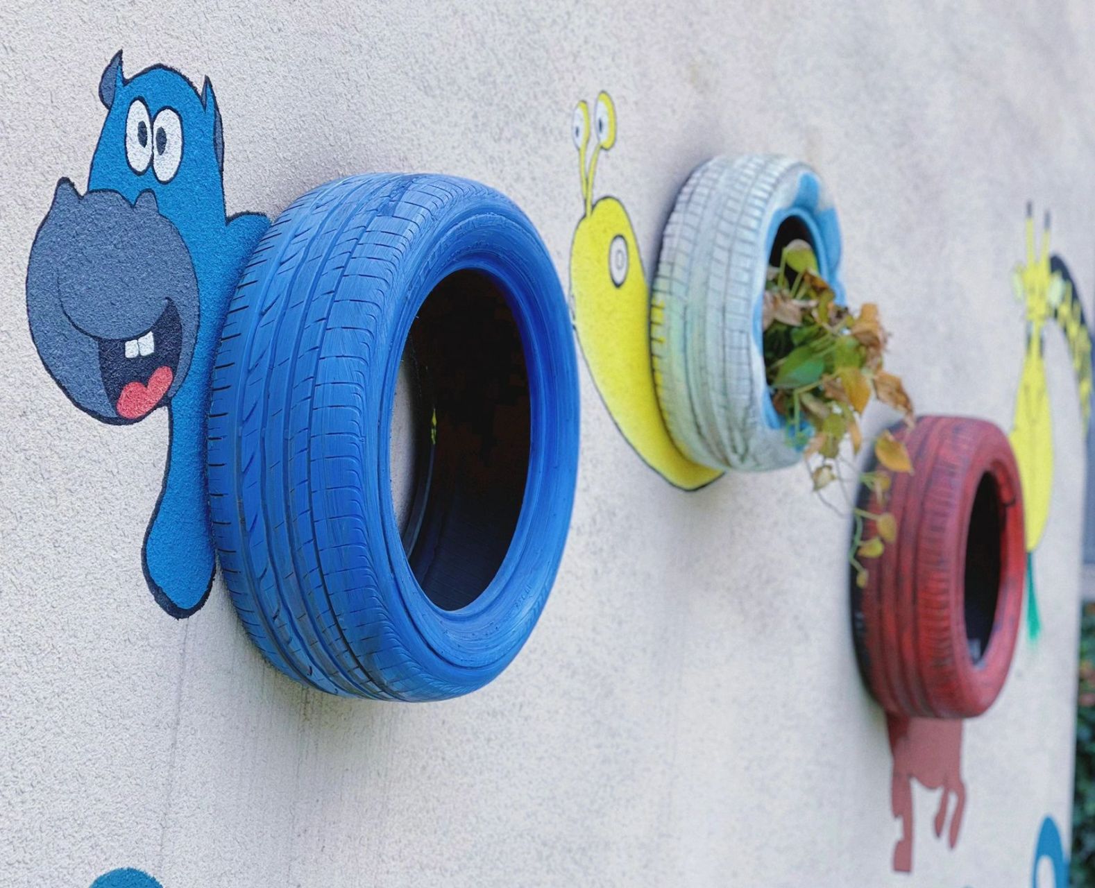 幼儿园环创 | 户外 | 轮胎改造 轮胎创意墙绘