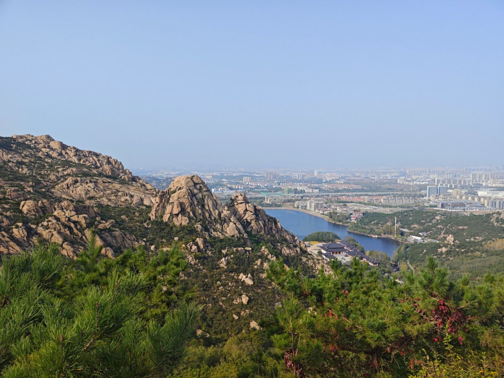 黄岛区大珠山风景区 本来爬过琅琊台就不想接着爬了,但是,售票员告诉