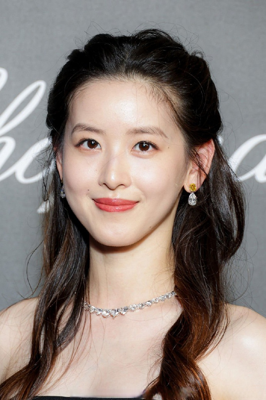 章泽天一身黑色礼服现身晚宴, 优雅知性