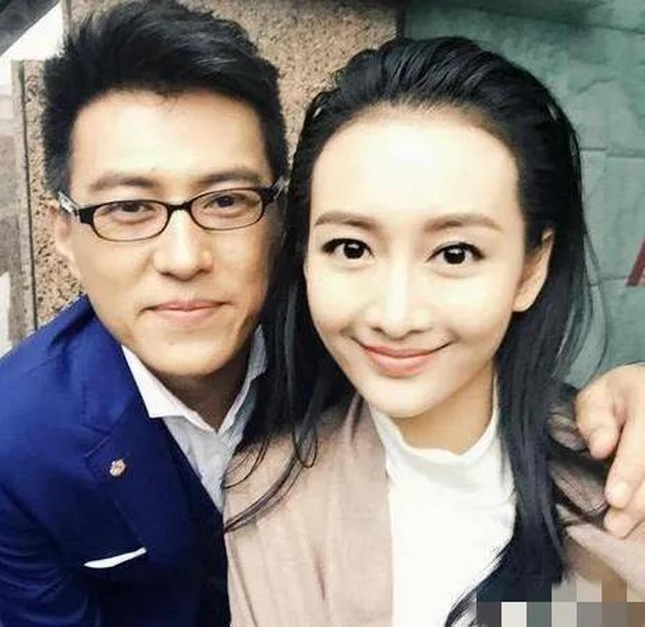 1米83的个子,西装革履,风度翩翩,潇洒帅气,左小青天生丽质,文雅娴静