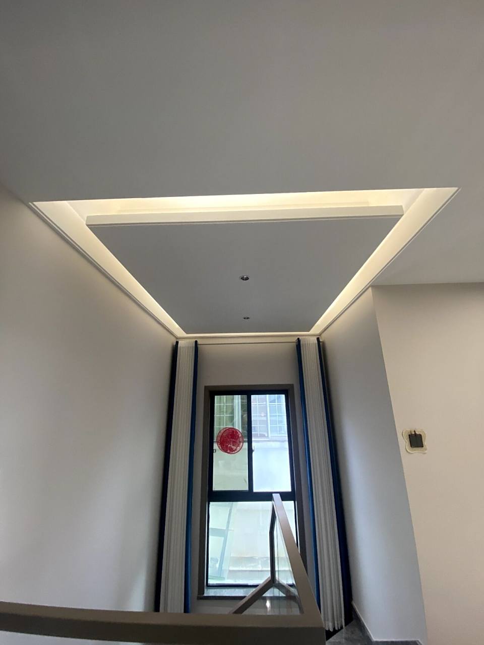 可以参考悬浮吊顶的效果~悬浮吊顶简洁大气,比起普通吊顶更加轻盈,也