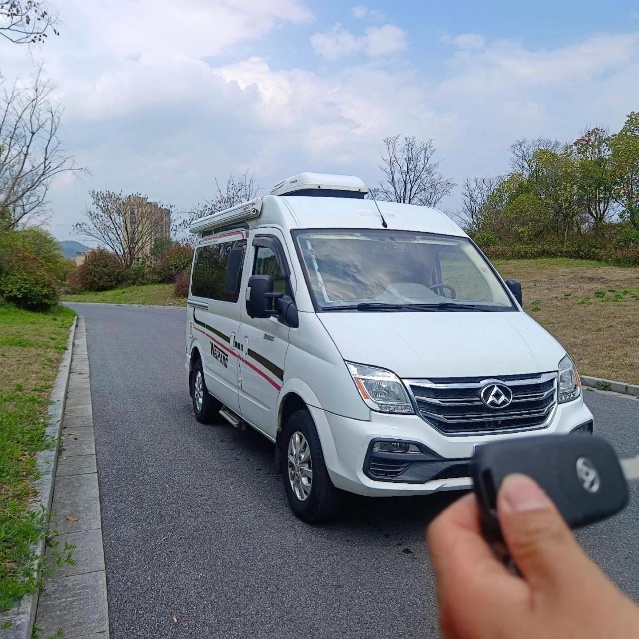 2018年9月大通v80短轴中顶 二手大通v80短轴卫航房车.