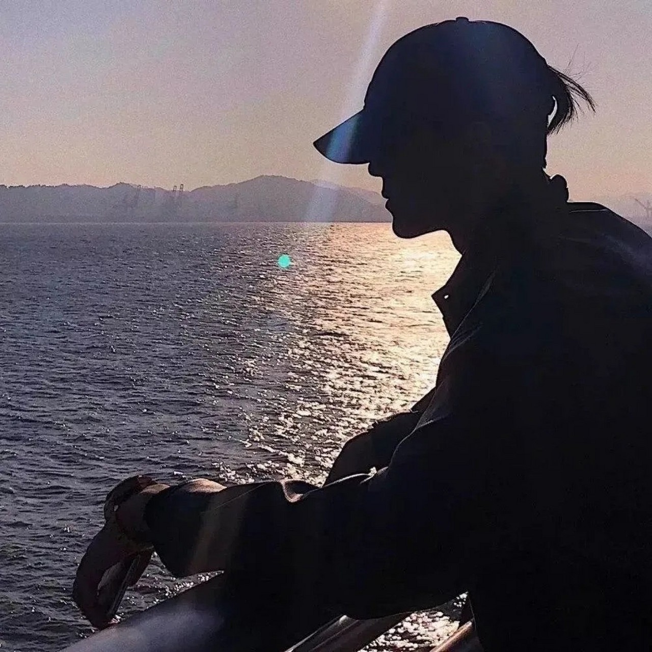 男头,背影(侧脸)