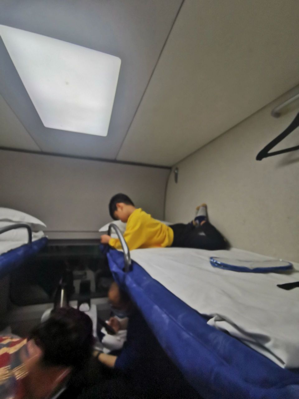 动卧初体验d922 广州南-北京西:20:05-6:22 1 每周逢5,6,日发车,票价