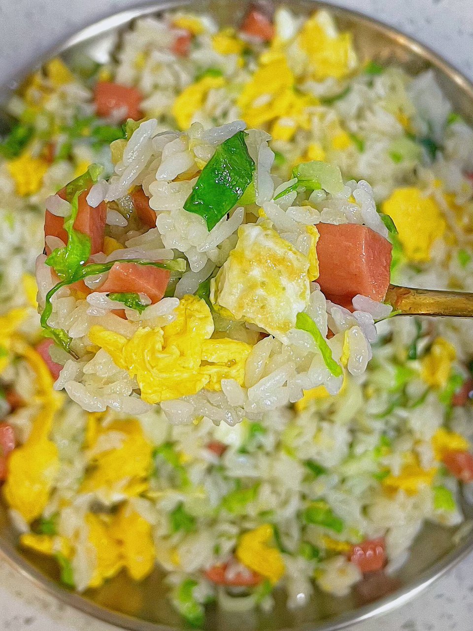 健康简单又美味的火腿肠鸡蛋青菜炒饭～～ 91做法: 16615煮好