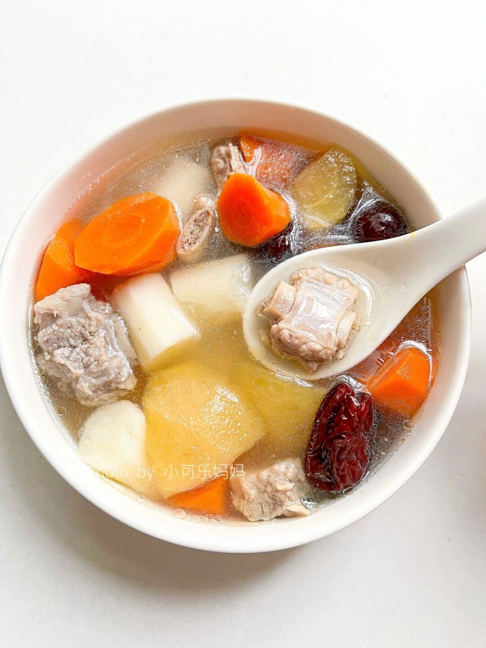 天气转凉,最合适喝汤了,快试试这道苹果山药红枣排骨汤吧~排骨和水果