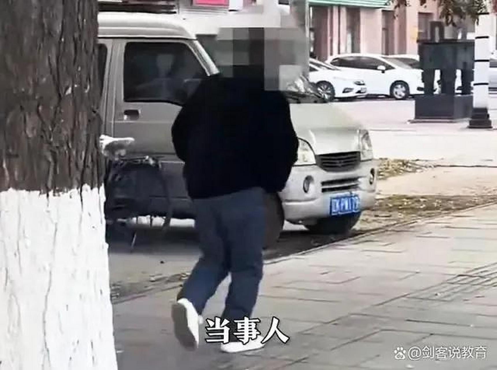 以案说法:辽宁一女子街上路遇暴露狂,打开相机大声喊叫吓走男子  