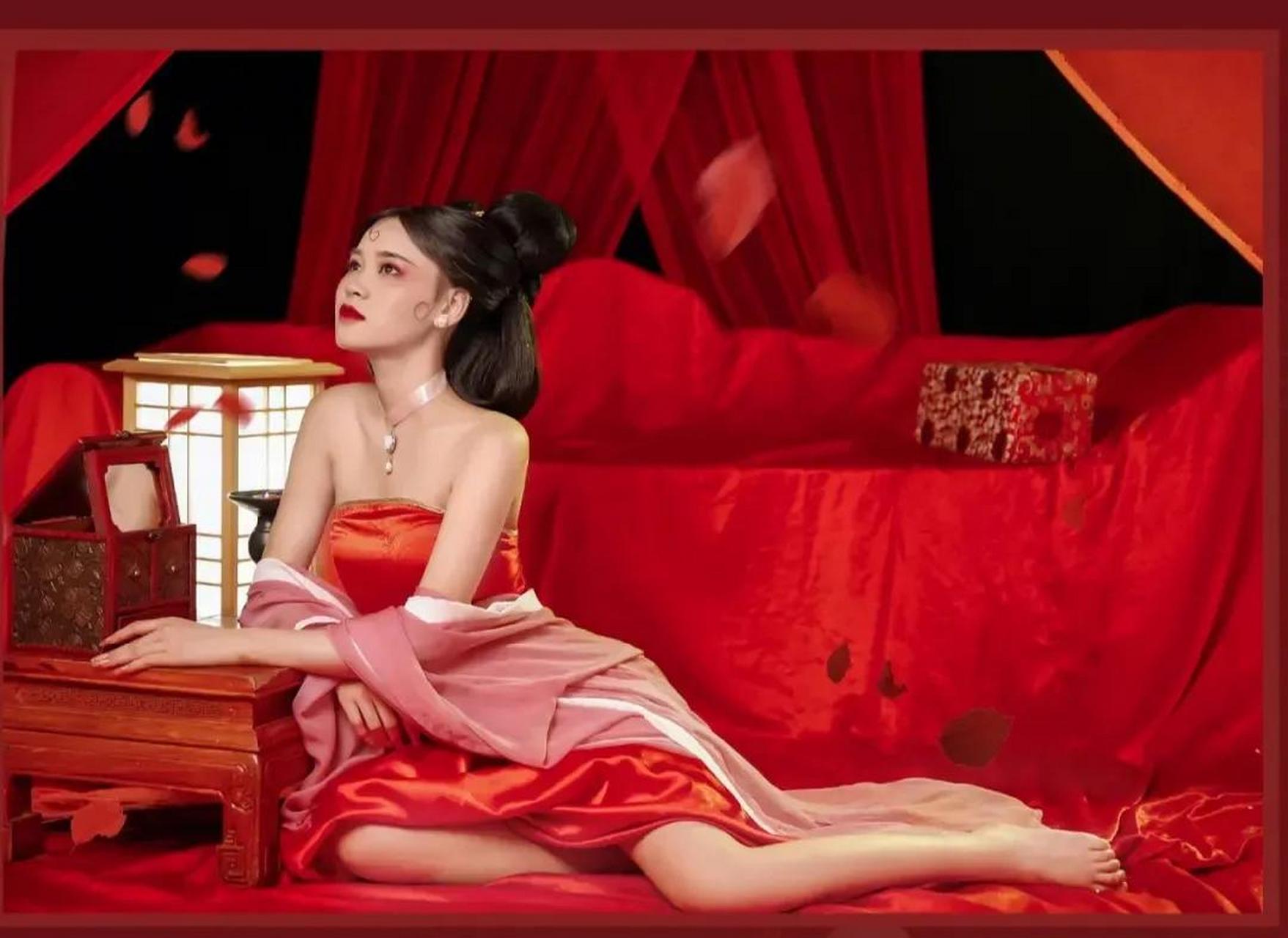 妲己是中国古代历史上著名的美女和政治人物之一,她是商朝末年的一位