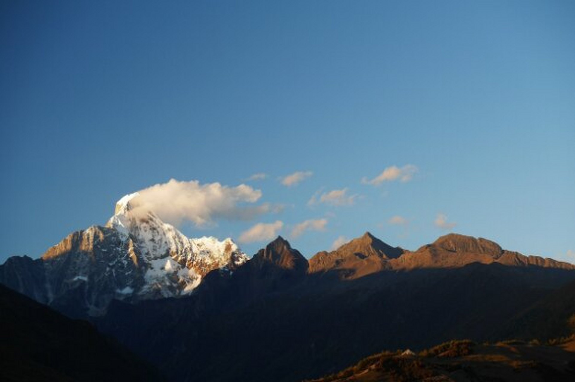 成都四姑娘山景点介绍 四姑娘山风景区介绍: 四姑娘山位于四川省阿坝