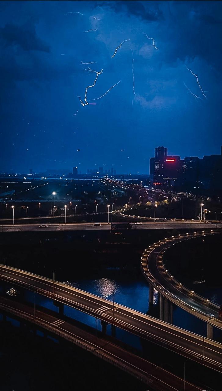 武汉突如其来的暴雨 电闪雷鸣,风雨交加,爽       不停地闪电,暴雨来