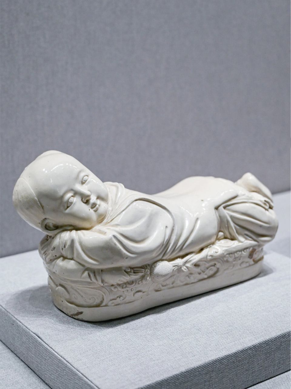 绝妙的宋代定窑孩儿枕,生动传神,天真可爱 北宋·定窑白釉孩儿枕 高