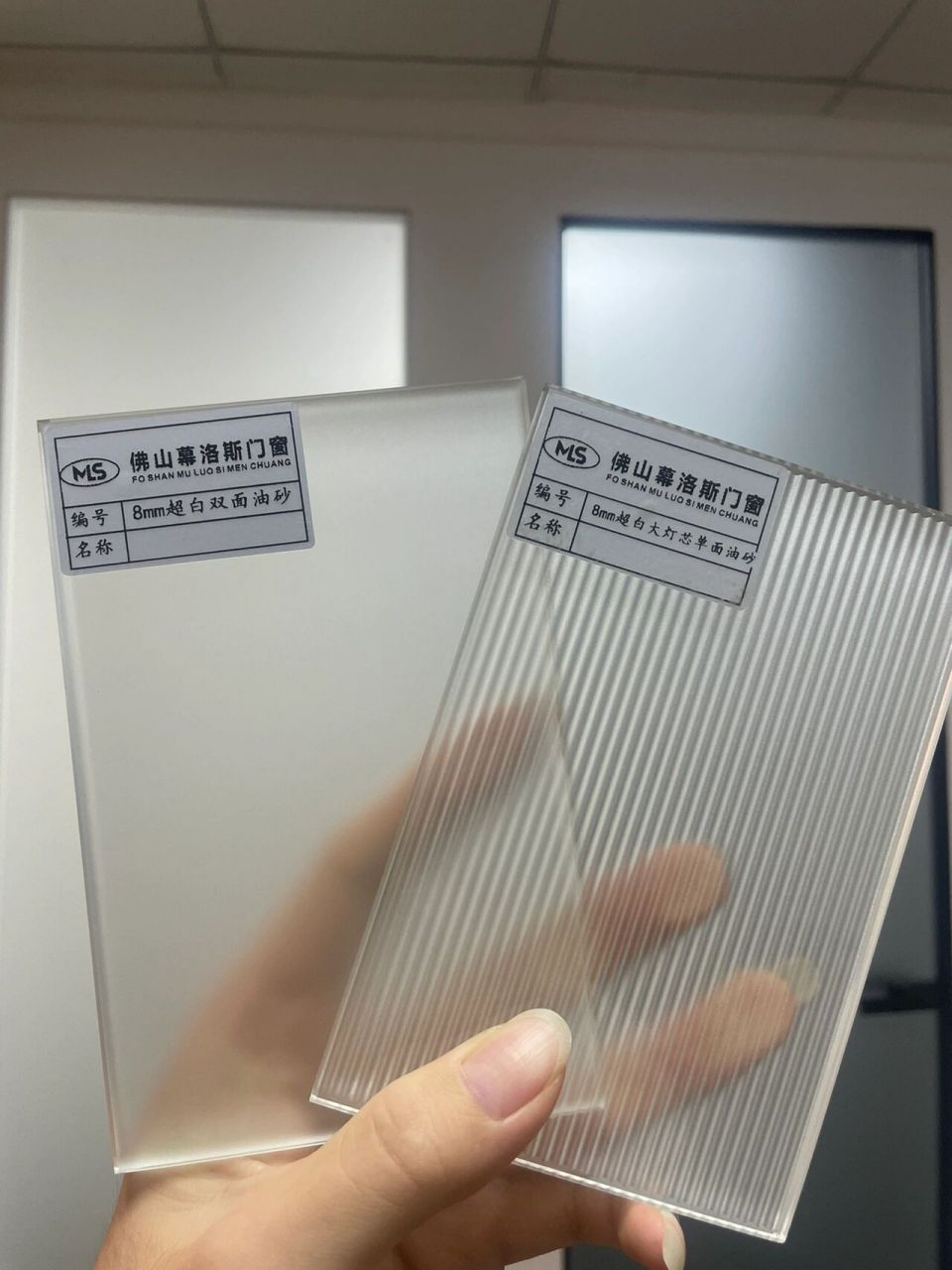 双面油砂玻璃透光不透人隐私性好,颜值比较高 2.