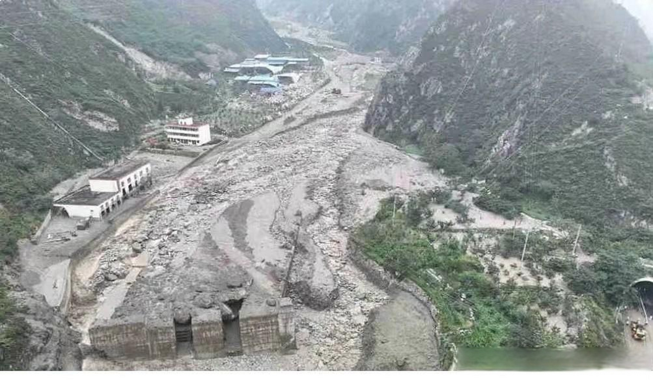 汶川发生泥石流灾害: 2023年6月27日,四川阿坝汶川县绵虒镇板子沟和威