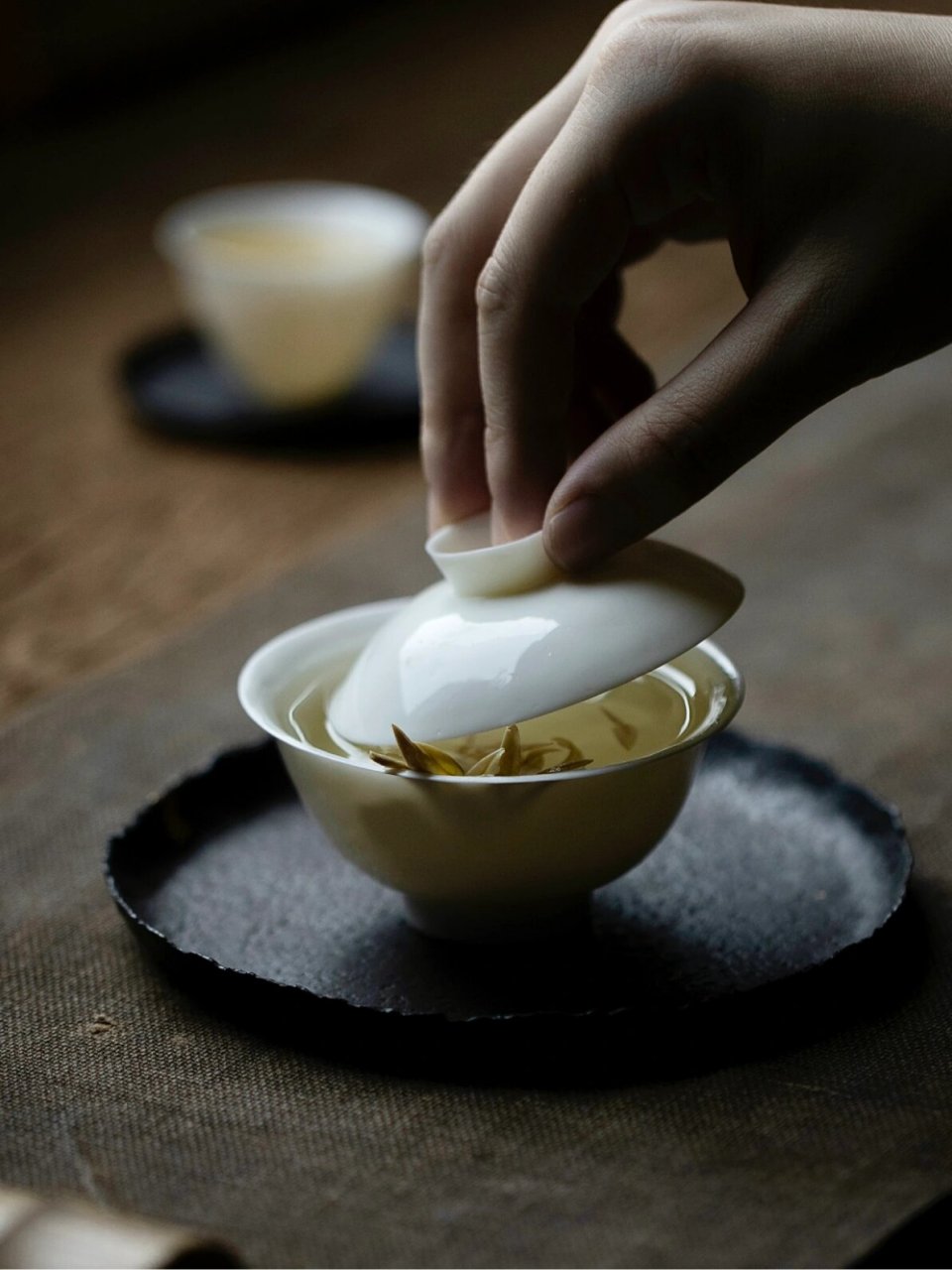 泡茶图片 茶叶在水中舞动,释放出迷人的色彩,一杯香茗,映照出生活中的