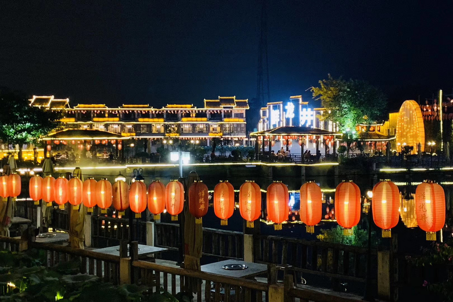 枇杷园pk鲜龙井pk巴倒烫 重庆有两大火锅一条街: 一条在渝北区重庆