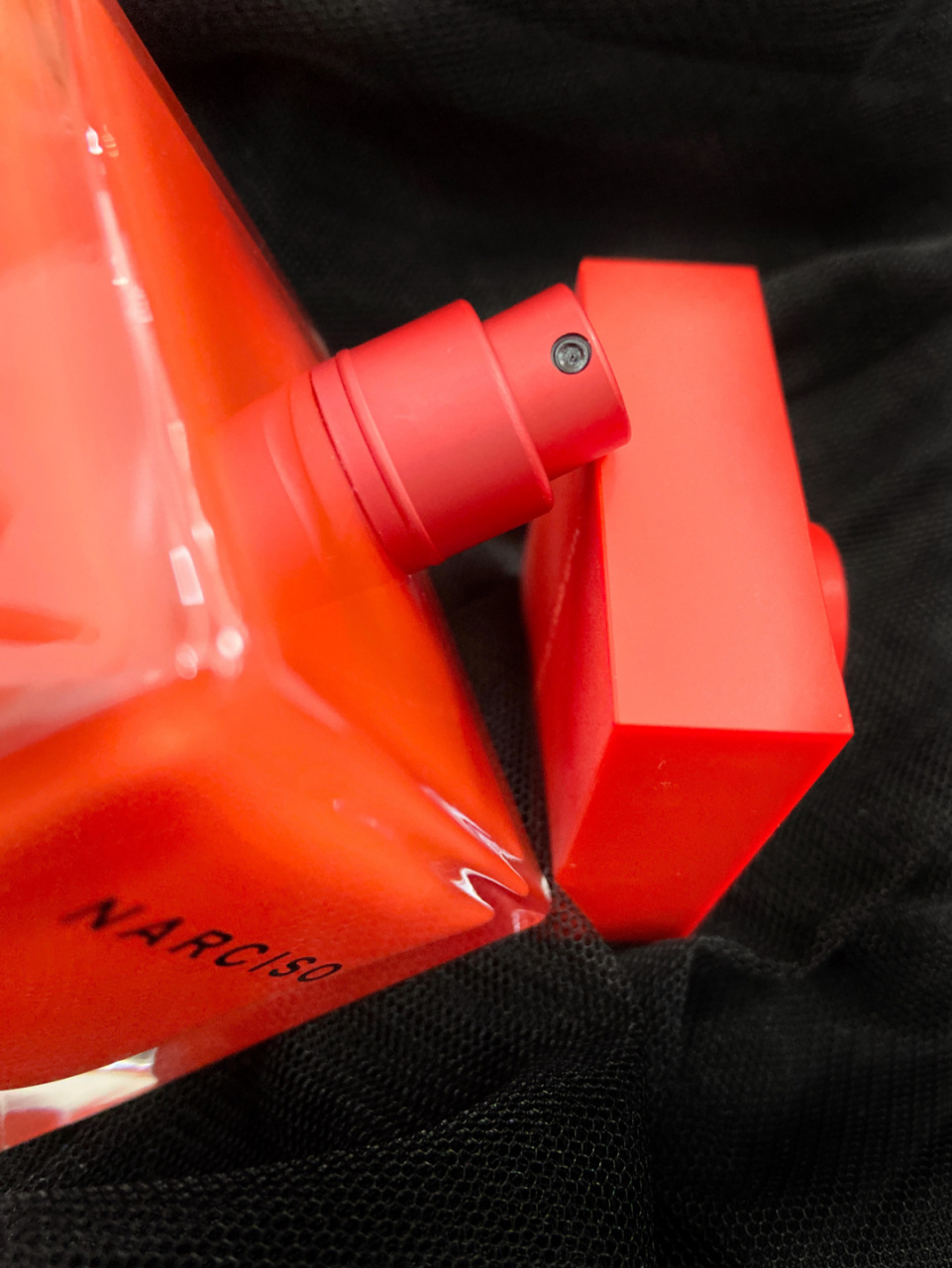 纳西索新出了一款红韵香水,香味霸道又迷人,喷上之后就是御姐本人!