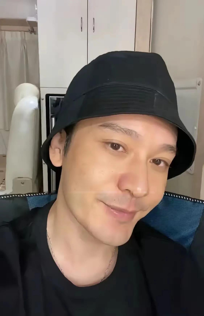 素颜的黄晓明,你还觉得他帅吗? 实话实说,正脸完全不像他,侧颜更像他!