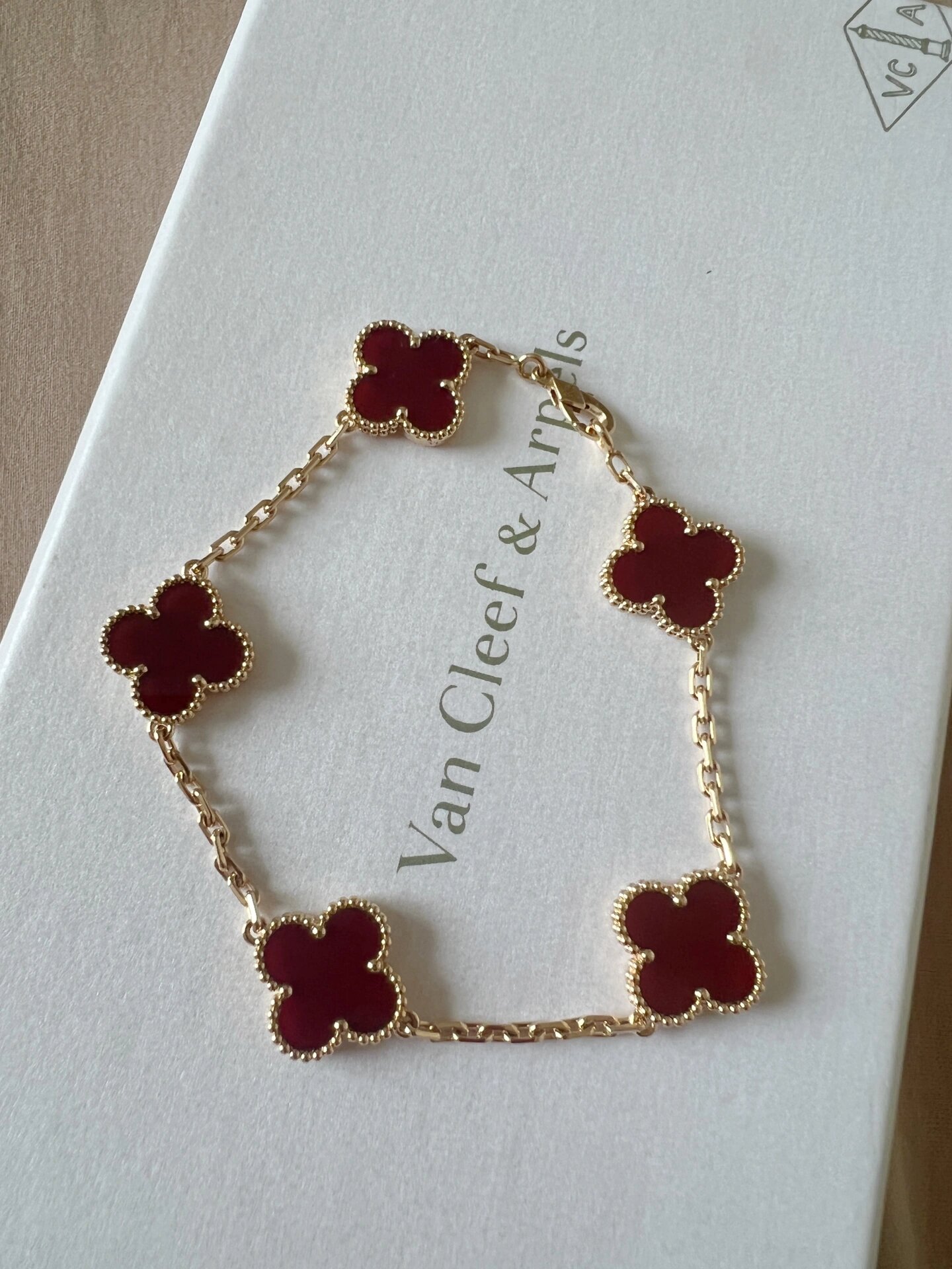 梵克雅宝项链红五花 这条红五花是21年底专柜入手,红色玄学,哈哈哈,只