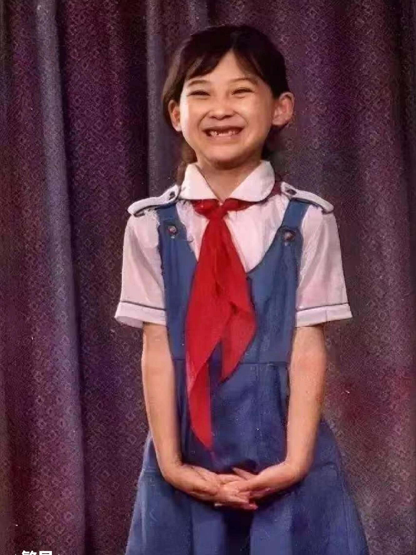 父亲是一名部队的军医,母亲是医院的会计,上面有个哥哥