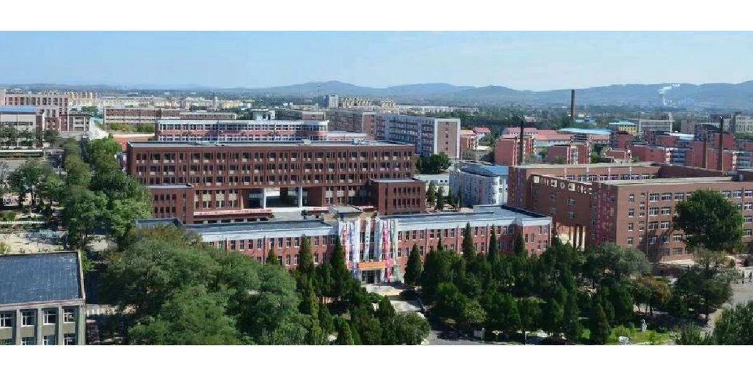 1958年到1962年曾升格为"锦州铁道学院",举办本科教育;2005年7月,学校