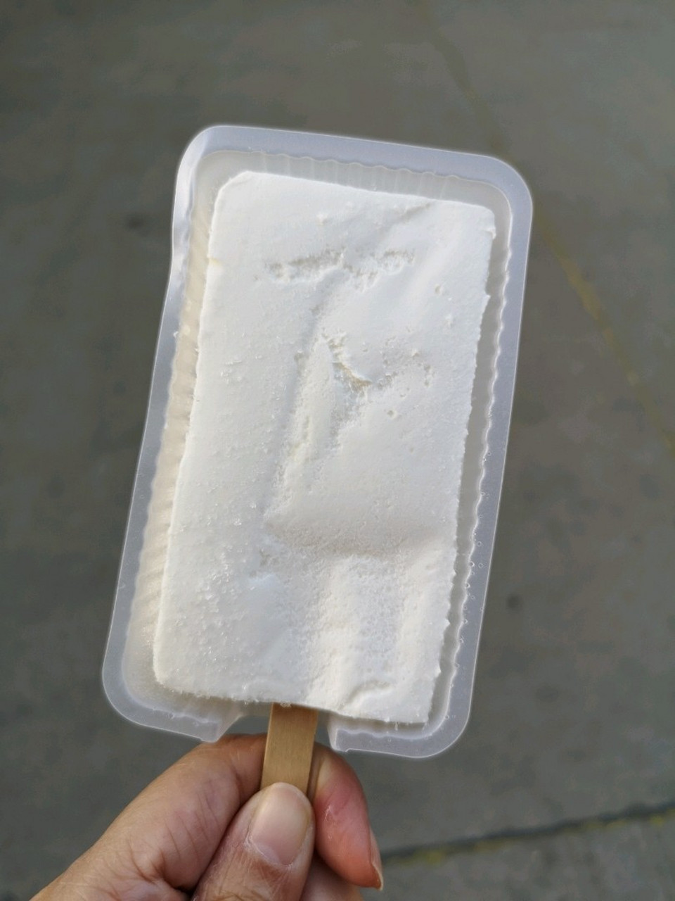 随便凭眼缘买的,马尔顿原味纯奶雪糕,香港风味,经典味道,还挺好吃的