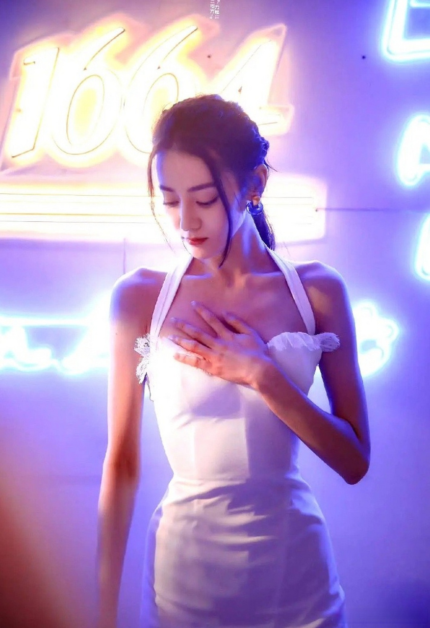 那些年迪丽热巴捂过的胸,你怎么看?