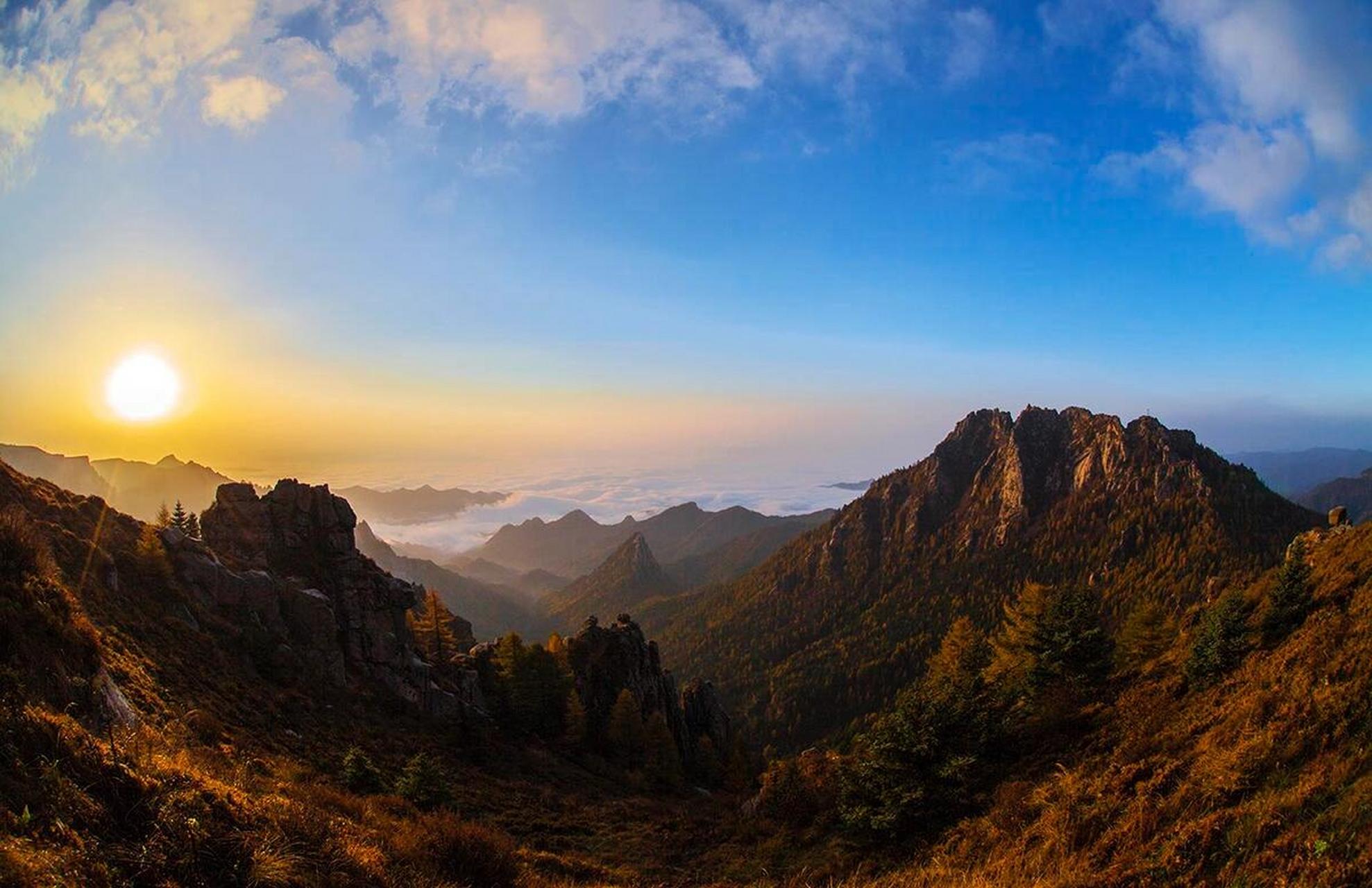 芦芽山位于山西省忻州市宁武县东寨镇,是三晋母亲河—汾河的发源地