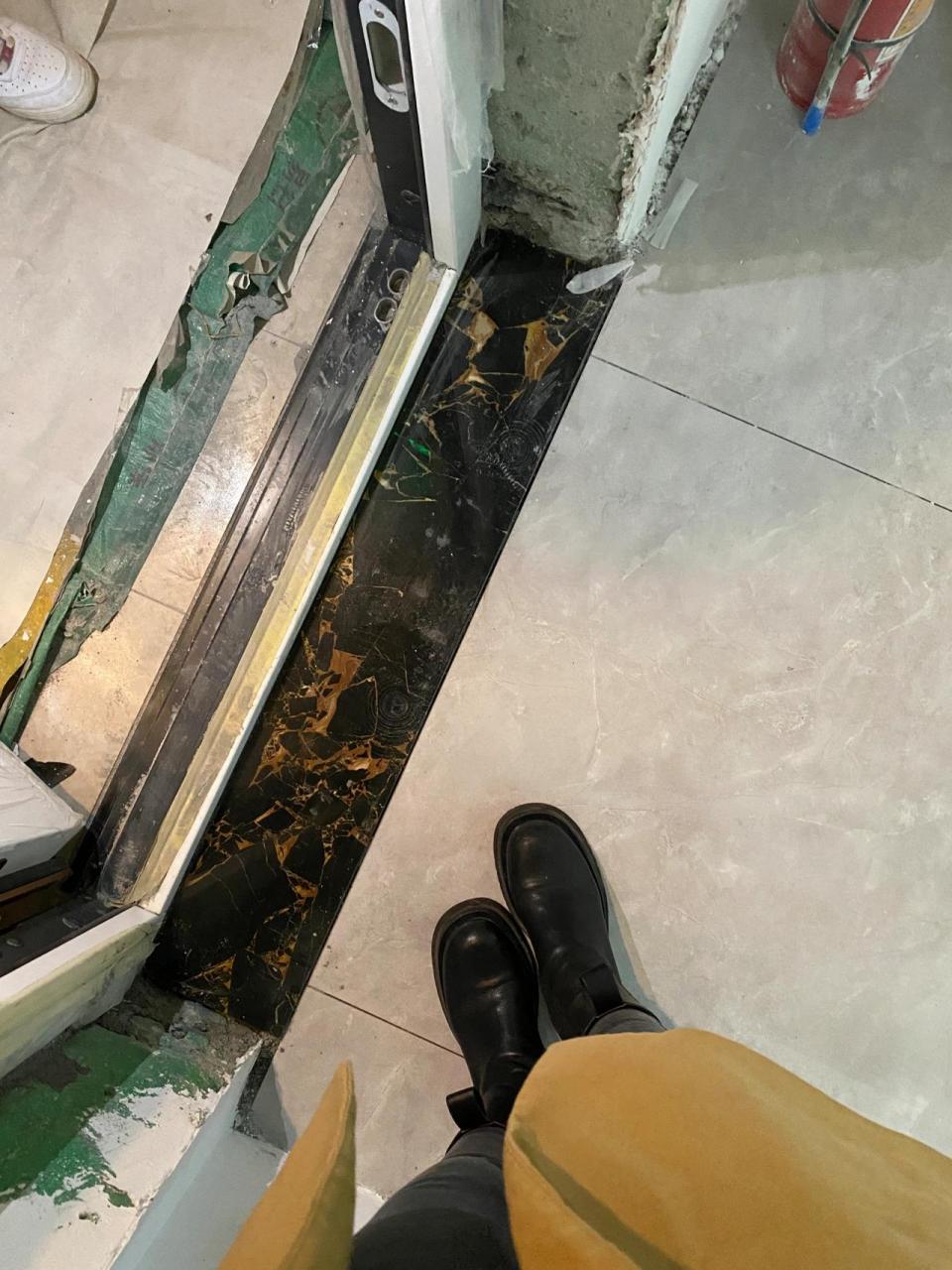 但实在是不太喜欢红色的门槛石 庆幸还好坚持了自己的眼光 这个颜色