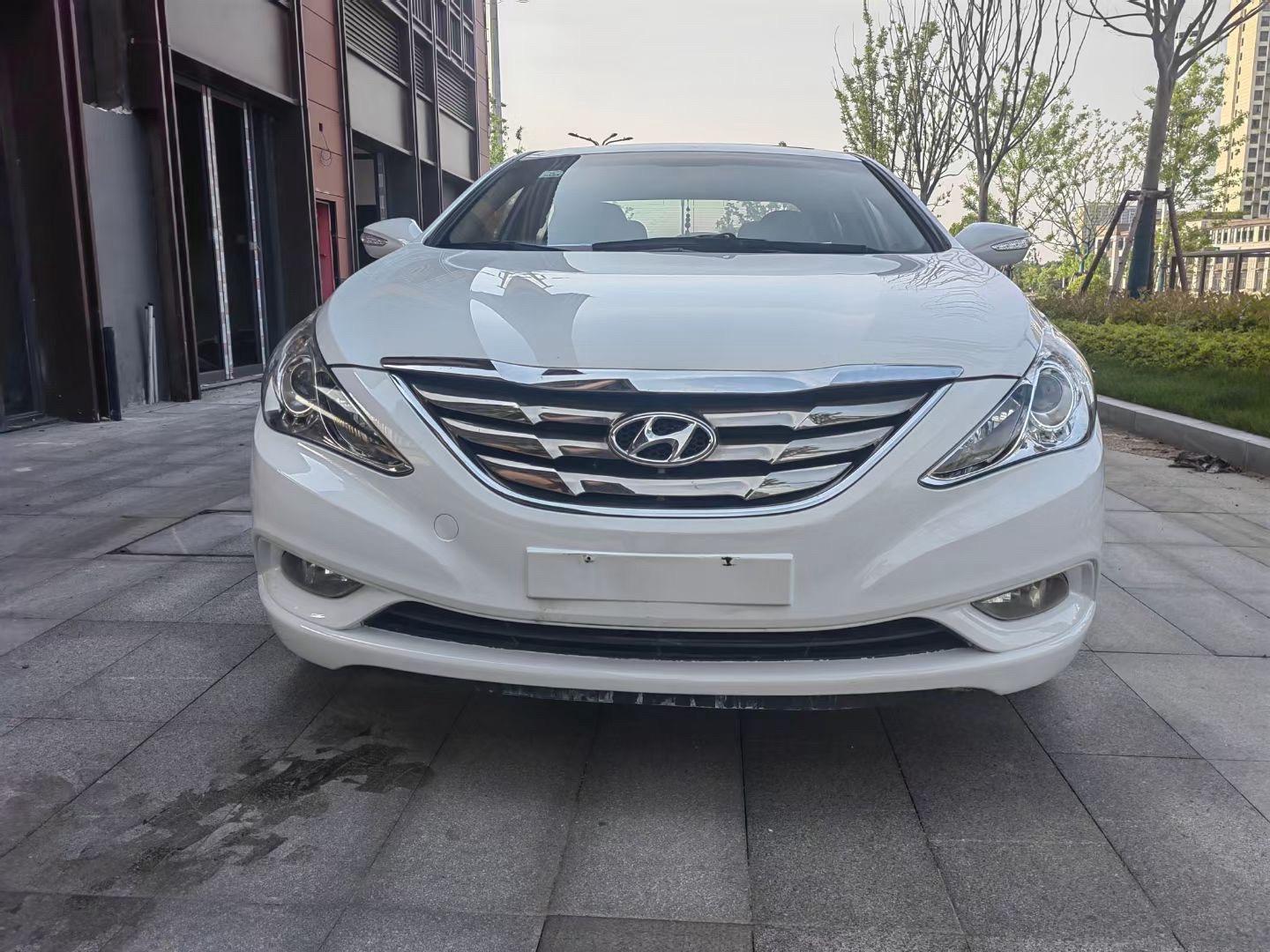 11年上牌现代索八,无钥匙进入,真皮电动座椅,多功能方向盘,一键启动