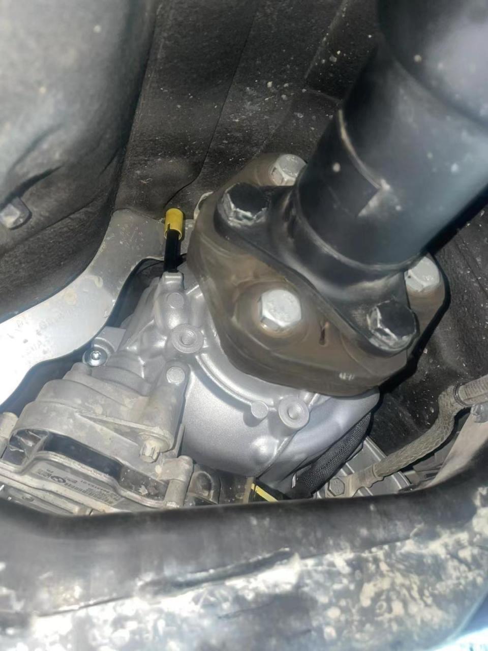 宝马x5更换分动箱总成,前轮两个轮圈修复完工.奔驰更换新轮胎.