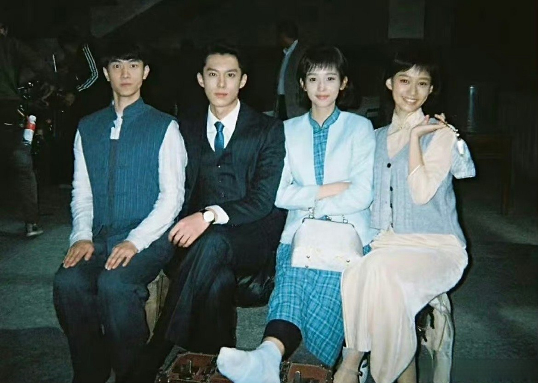 王鹤棣周也这张神图原来也子的脚还打着石膏