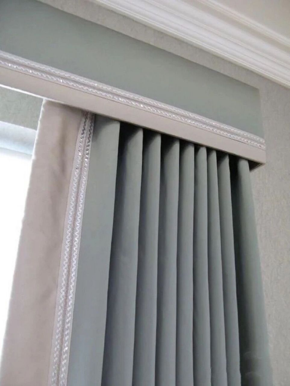 73本人觉得窗帘盒要好很多,只需要在硬