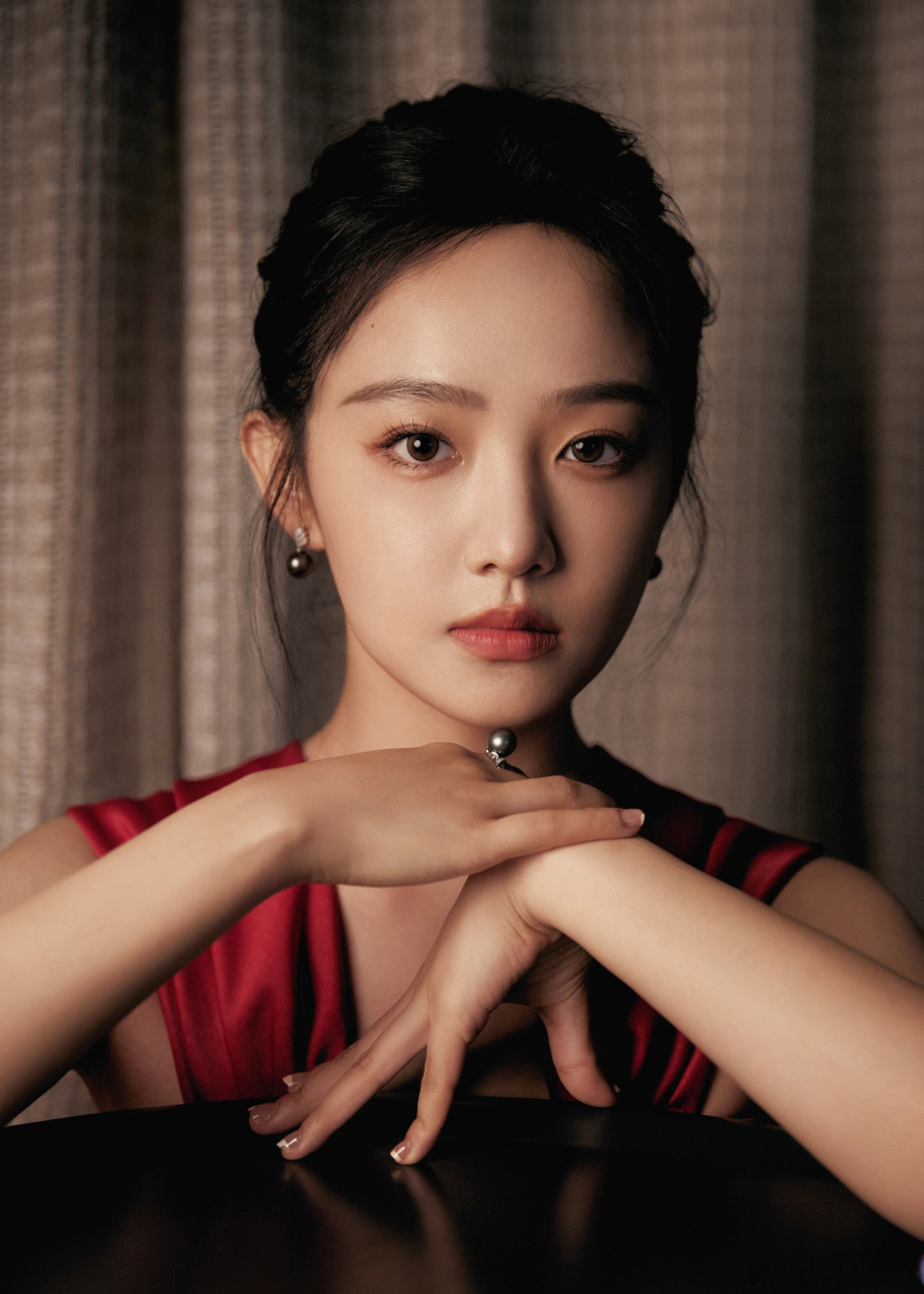 欢娱影视演员@吴佳怡six 以2023星辰大海青年演员身份出席第36届中国