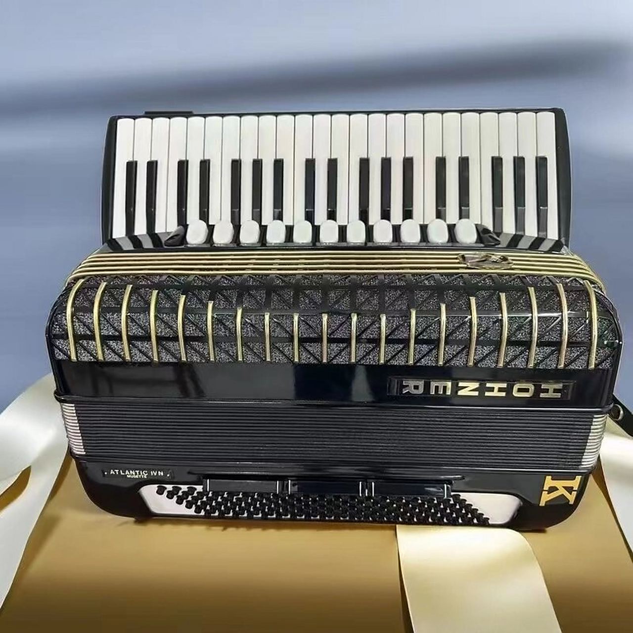 进口霍纳手风琴 德国进口霍纳手风琴,作为乐器界的顶级品牌,以其卓越