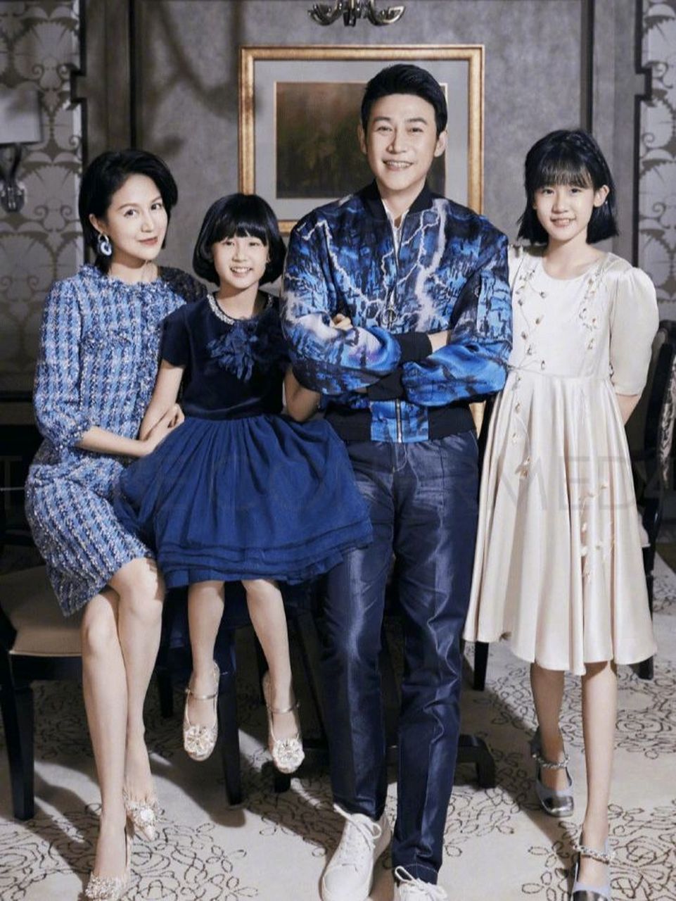 陆毅鲍蕾一家四口不仅共用了同一张脸,还共用了同一条腿,陆毅鲍蕾的