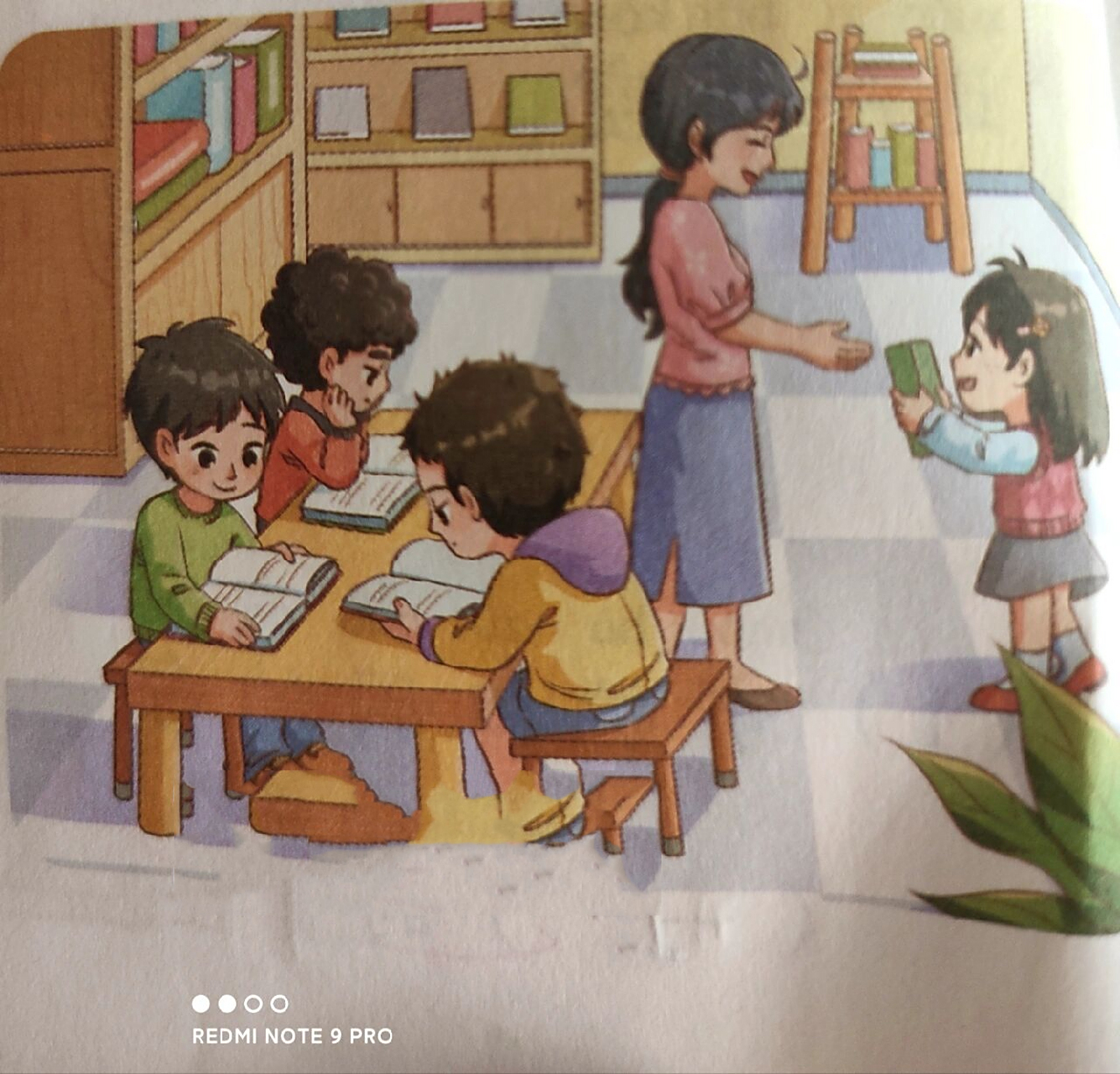 看图写话——图书馆7815 范文 星期六,小红约上好朋友小明,天 天