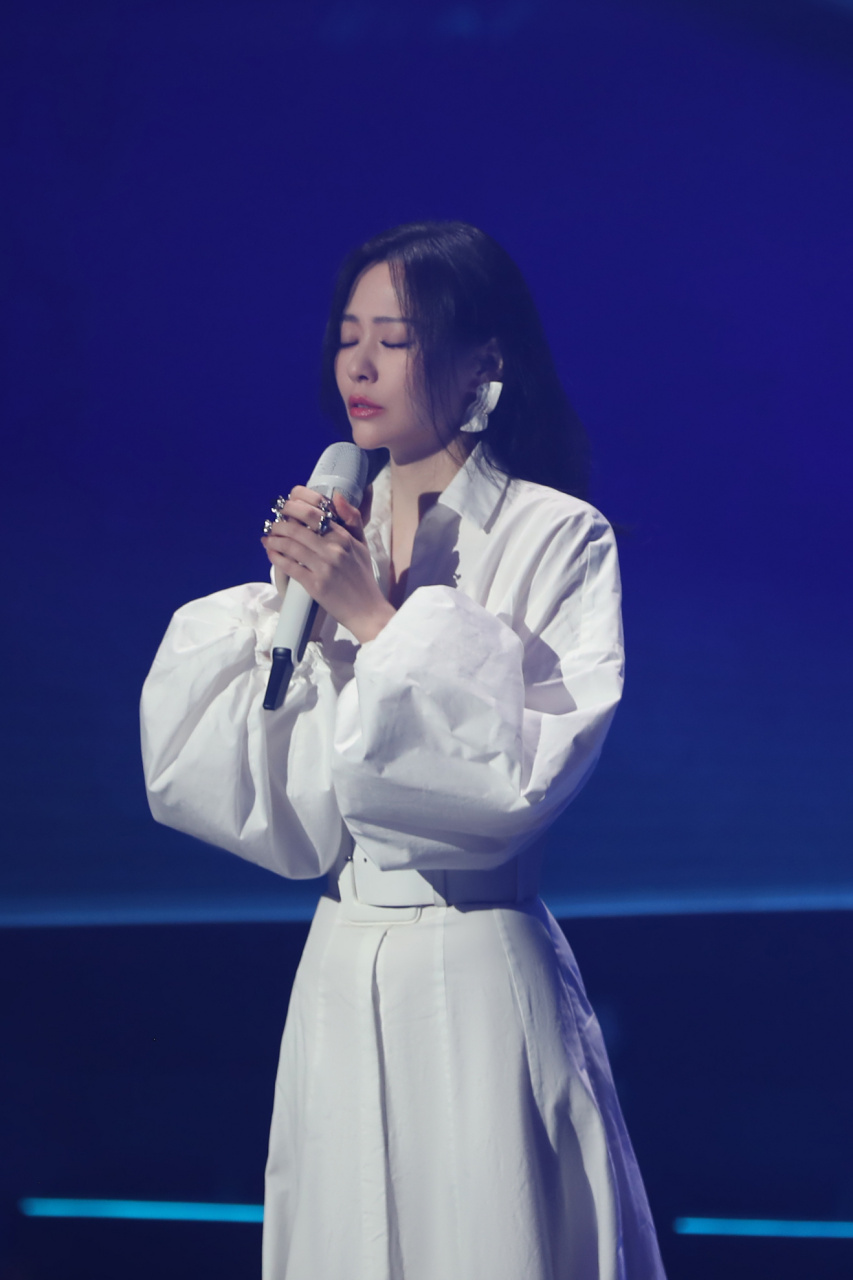 在无数个辗转难眠的同样夜晚,《如果你也听说》陪伴你入睡.@张靓颖