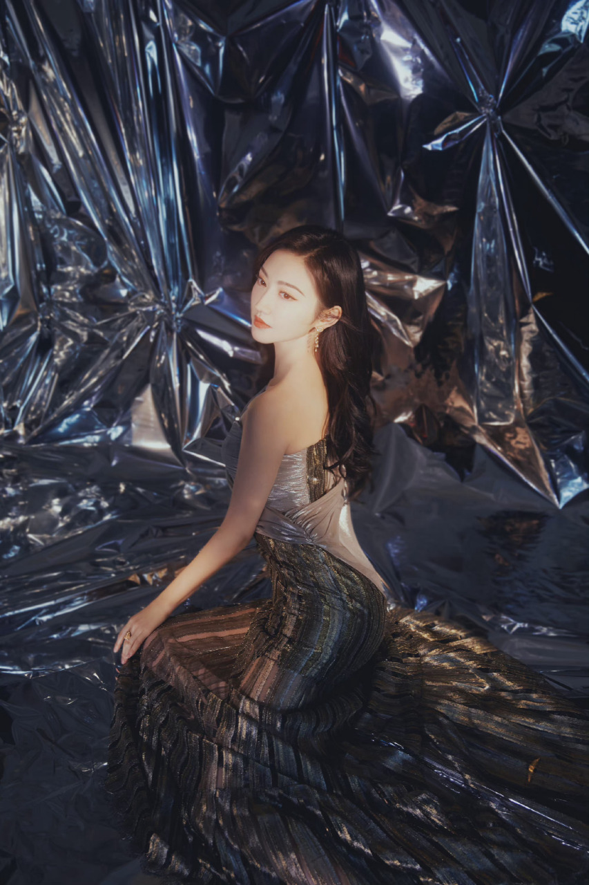 景甜,一袭抹胸裙,人间富贵花