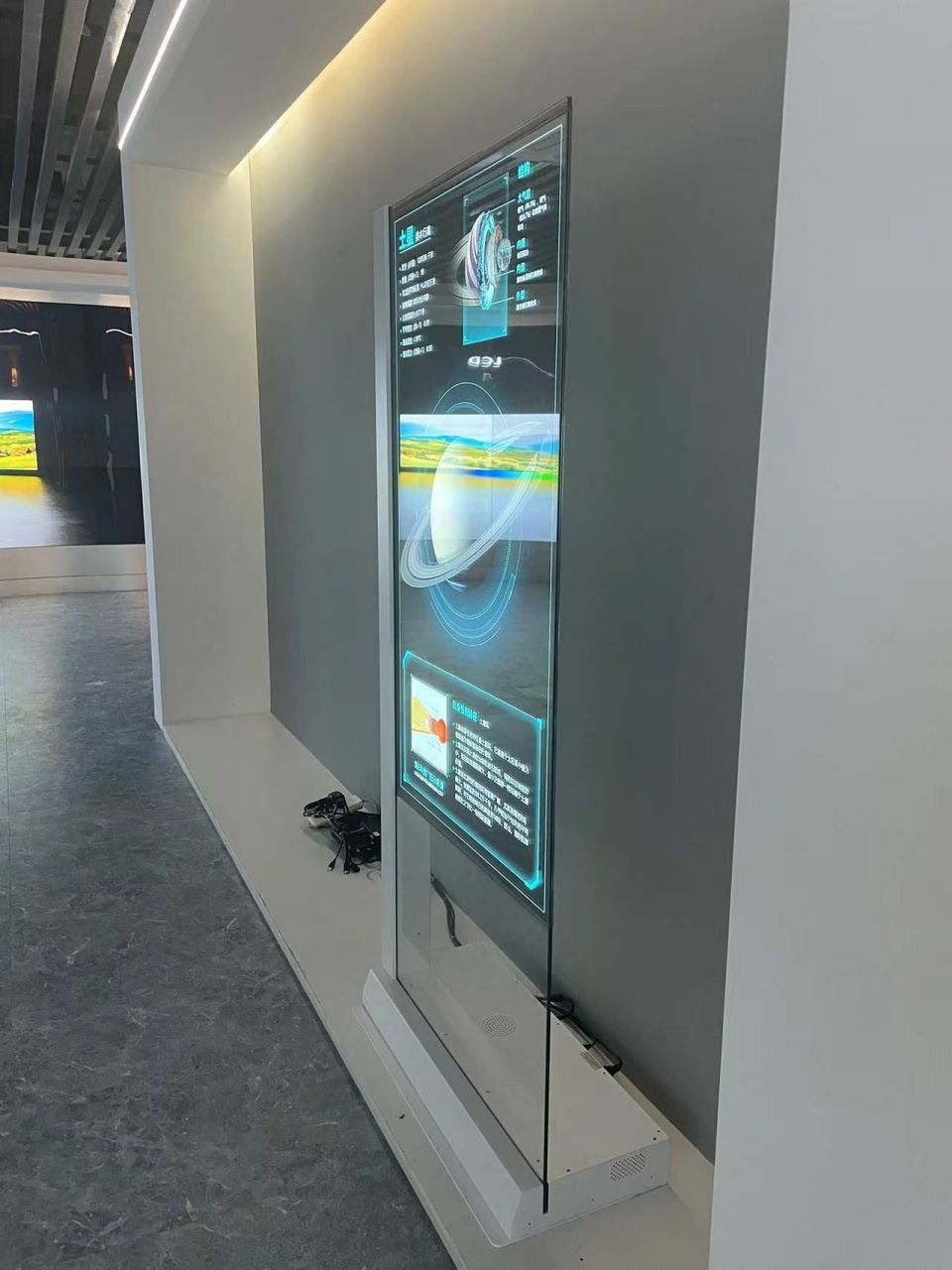 定制类oled广告机的价格受到多个因素影响,包括: 尺寸和分辨率:oled