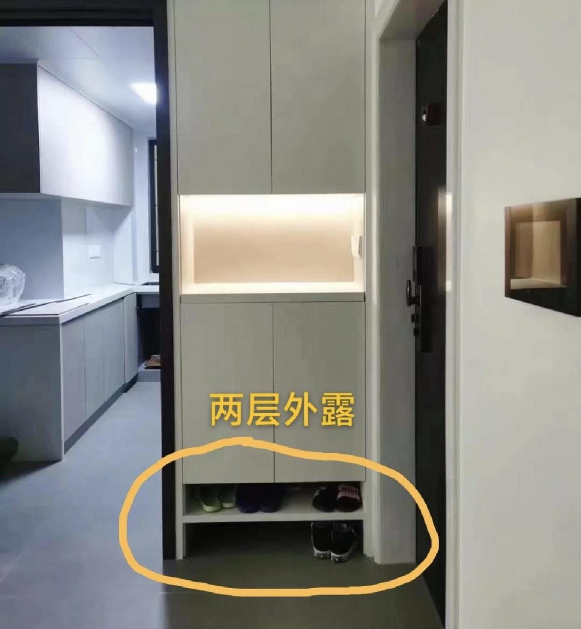 鞋柜最下面两层做外露,回家脱的脏鞋放下层,换的拖鞋放上层 这样确实
